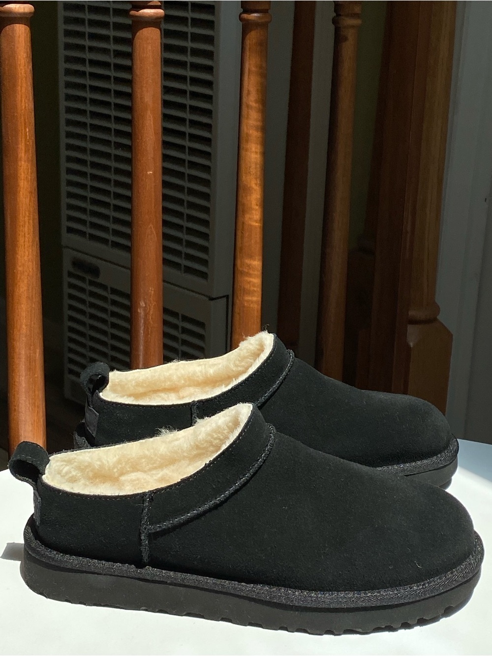 Ugg Classic Micro Black Suede Shearlin Slip-Ons size 9, women H21N20